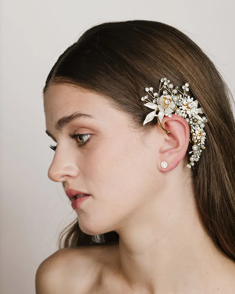 Pe-114-OA Pendiente ear cuff dorado de novia o invitada blanco