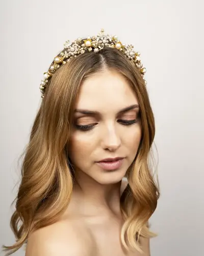 S4-001-OV Tocado tiara diadema de novia con pelo suelto oro perlas