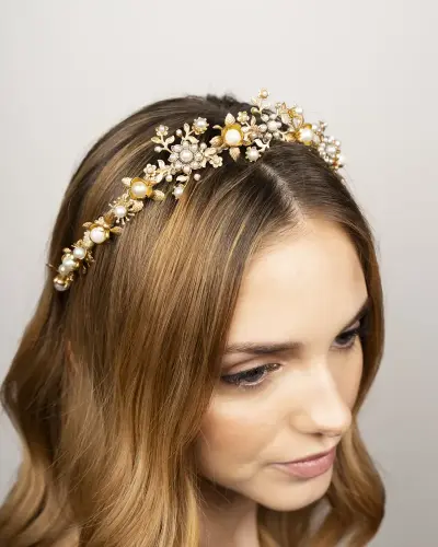 S4-001-OV Tocado tiara diadema de novia con pelo suelto oro perlas