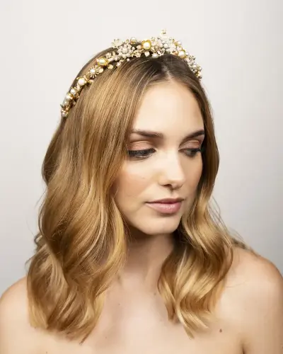 S4-001-OV Tocado tiara diadema de novia con pelo suelto oro perlas