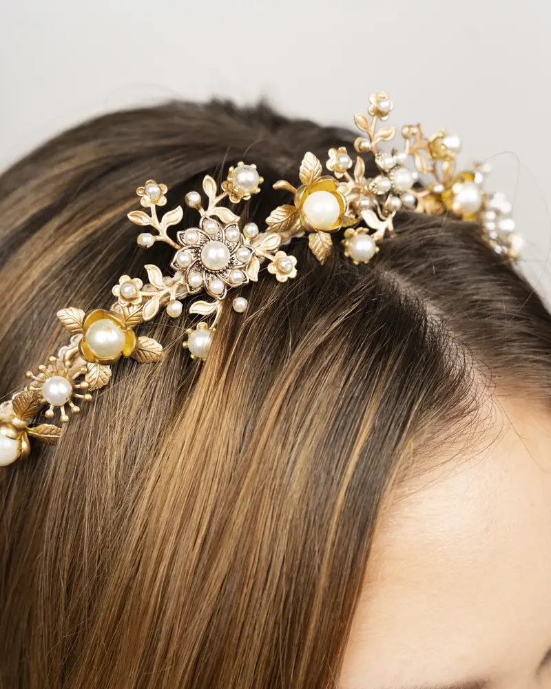 S4-001-OV Tocado tiara diadema de novia con pelo suelto oro perlas