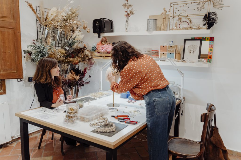 Taller de complementos de boda Supertocadas en Barcelona