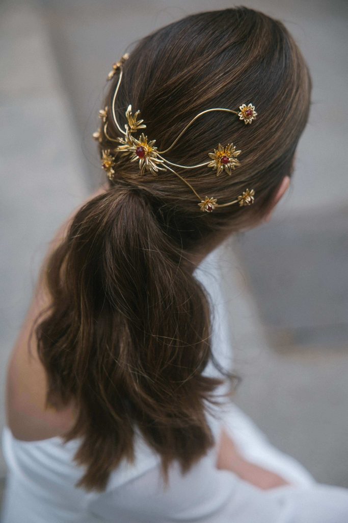 Casquete joya de novia elegante con coleta