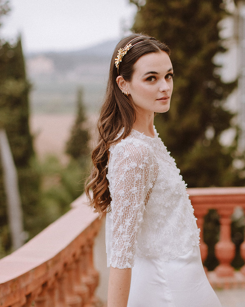 Diadema joya en novia con el pelo suelto