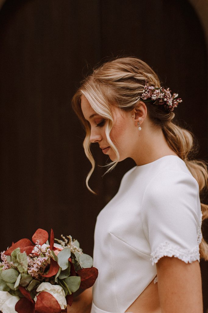 Tocado novia corona flores peinado coleta burbuja