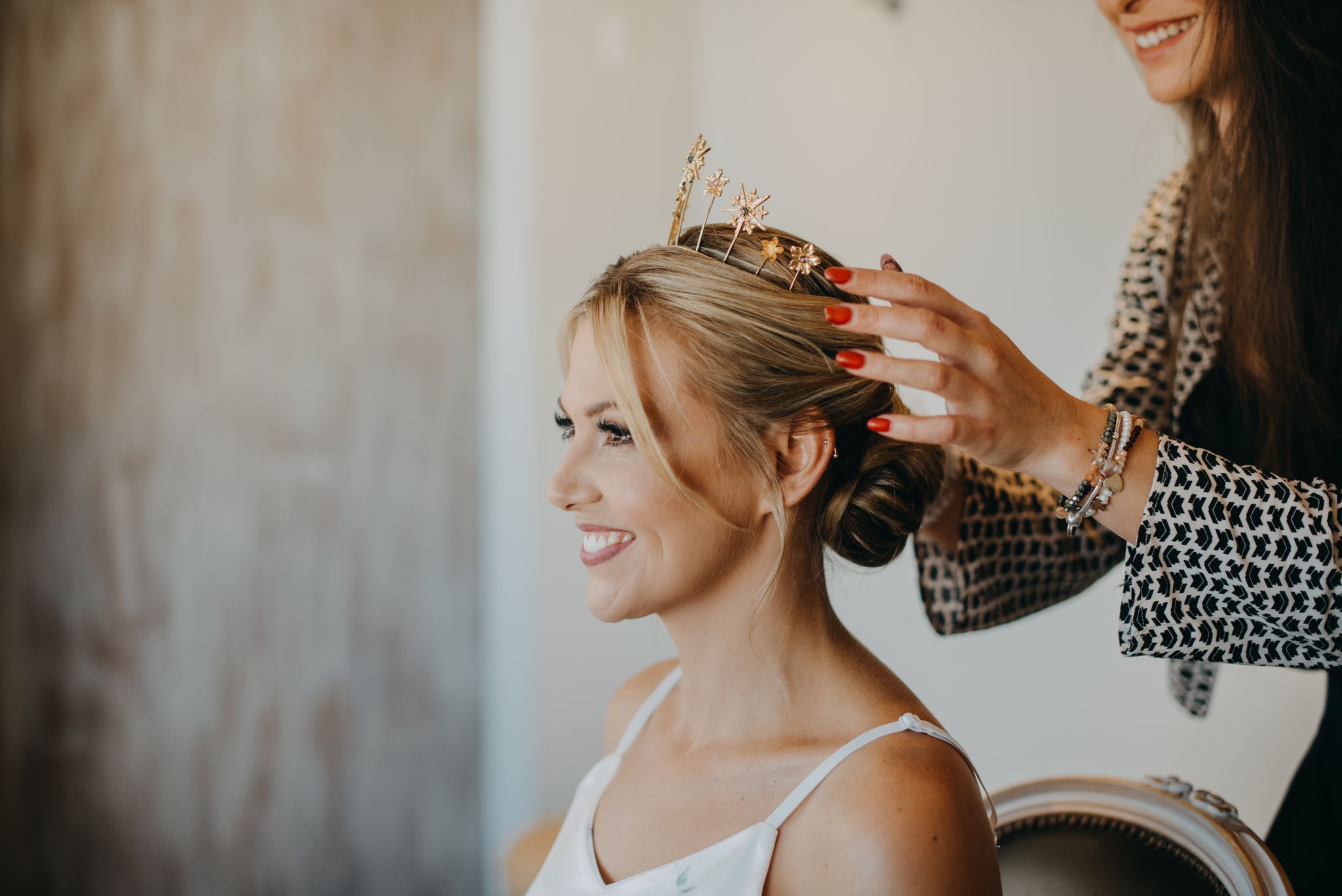 Tocado novia pelo suelto corona estrellas