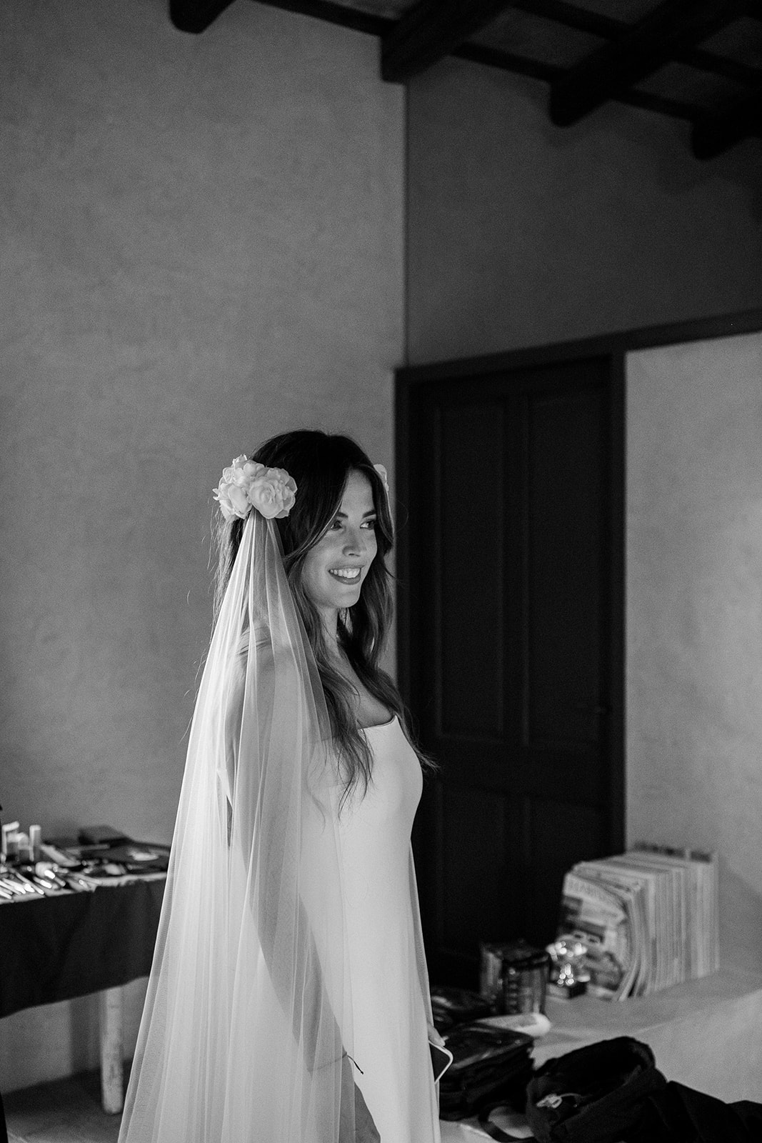 Novia con el pelo suelto y flores de tela