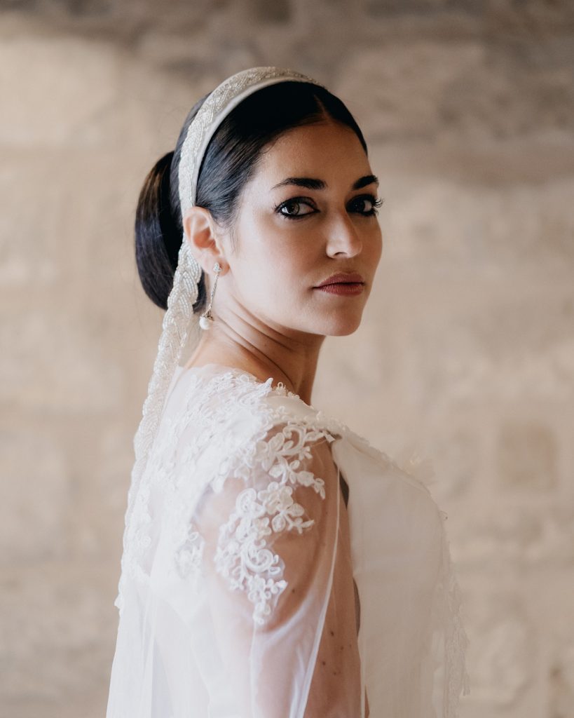 Novia clasica con moño diadema blanca boda