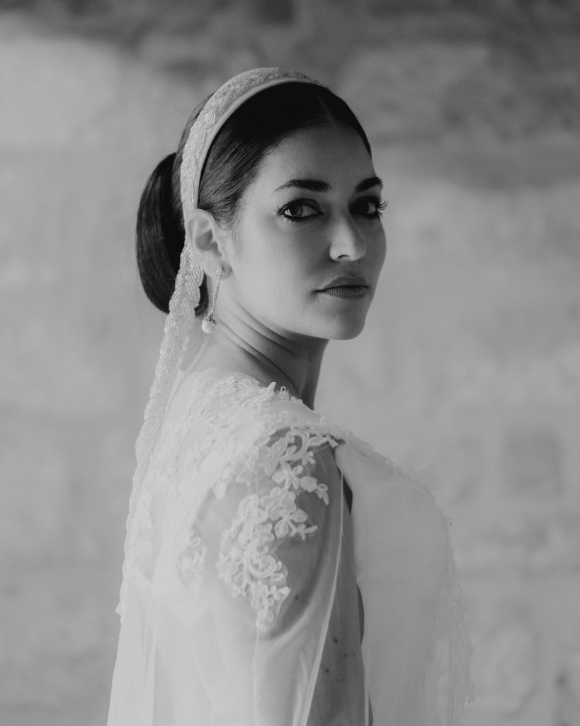 Novia clasica con moño diadema blanca boda