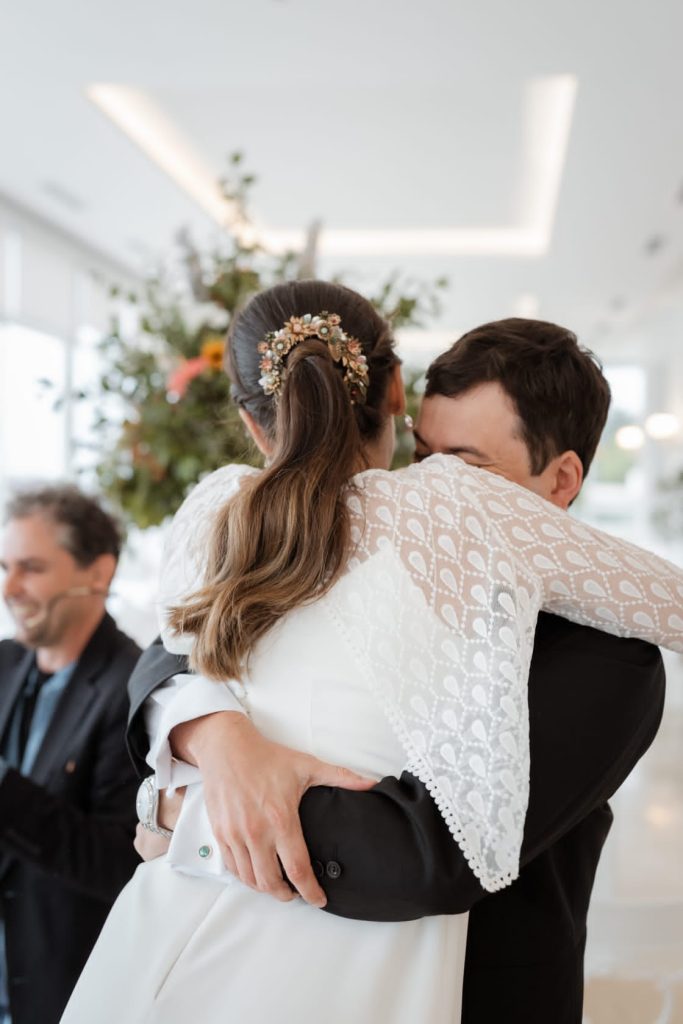 Novia con coleta tocado envolvente