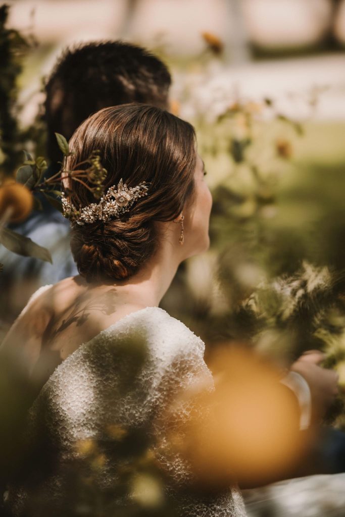 Novia con moño y tocado trasero joya