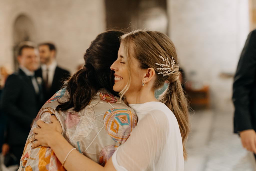 Novia elegante con tocado de boda horquillas pedreria