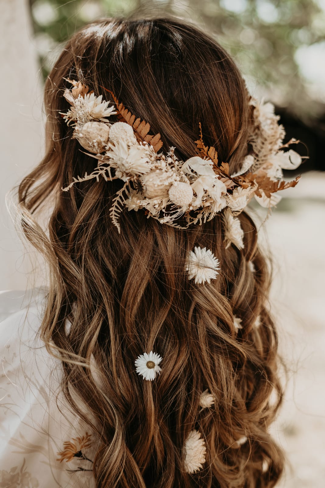 Tocado de novia con flores sueltas por el pelo