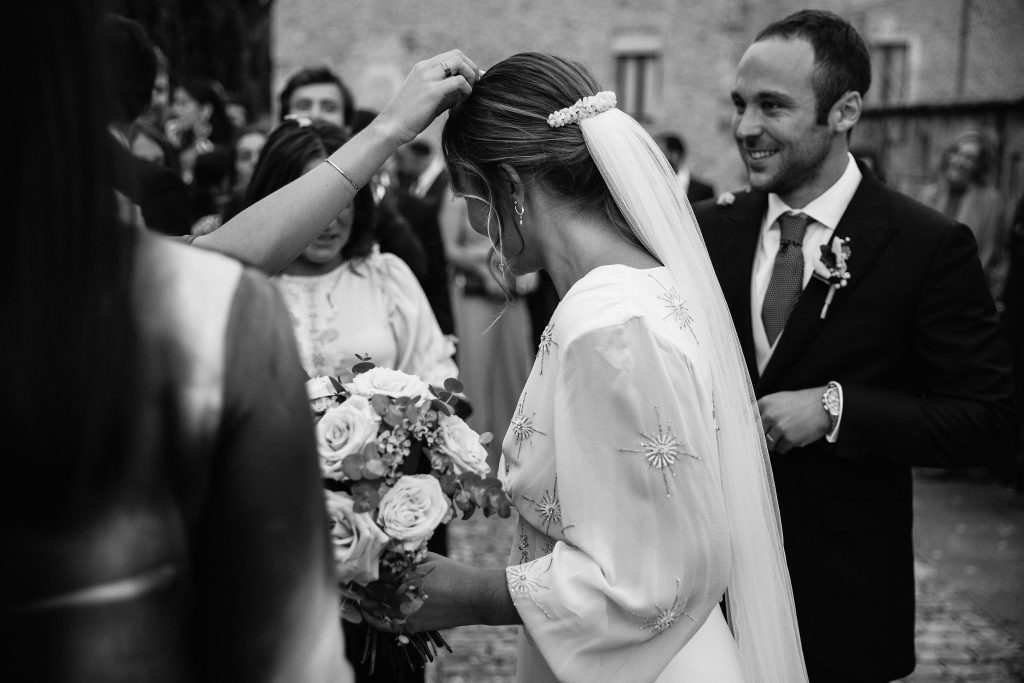 Tocado de boda media corona de piedras naturales en novia con velo