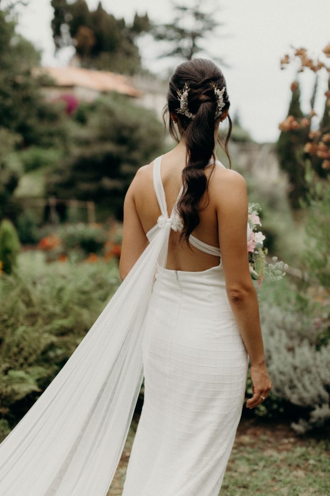 Supertocadas, novia con coleta y tocado de piedras naturales