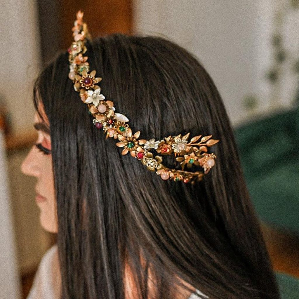 Supertocadas, tiara de de flores y piedras como tocado de novia con el pelo suelto