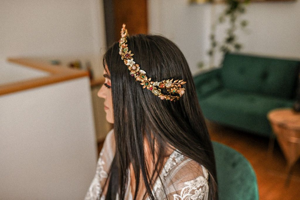 Supertocadas, tiara de de flores y piedras como tocado de novia con el pelo suelto