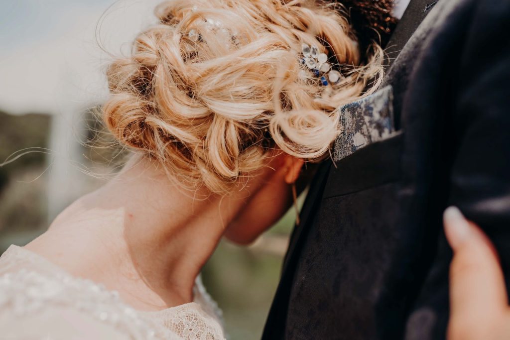 Supertocadas, cómo elegir tocado de boda sencillo con horquillas de piedras azules en novia con moño