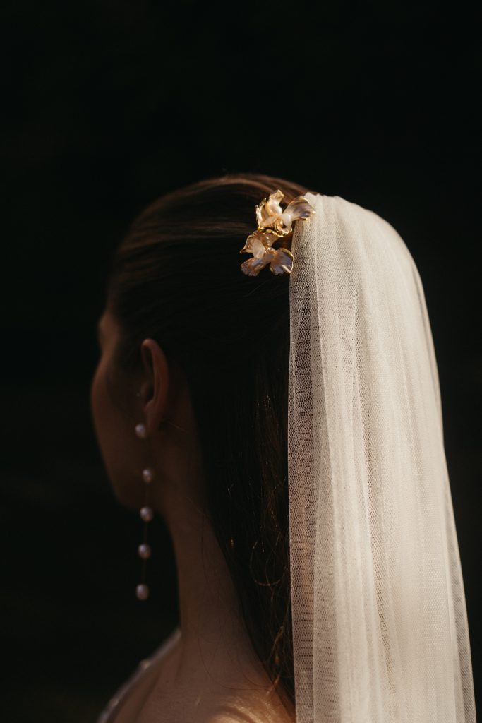 Supertocadas, cómo elegir tocado de boda para novia con horquillas y velo alto