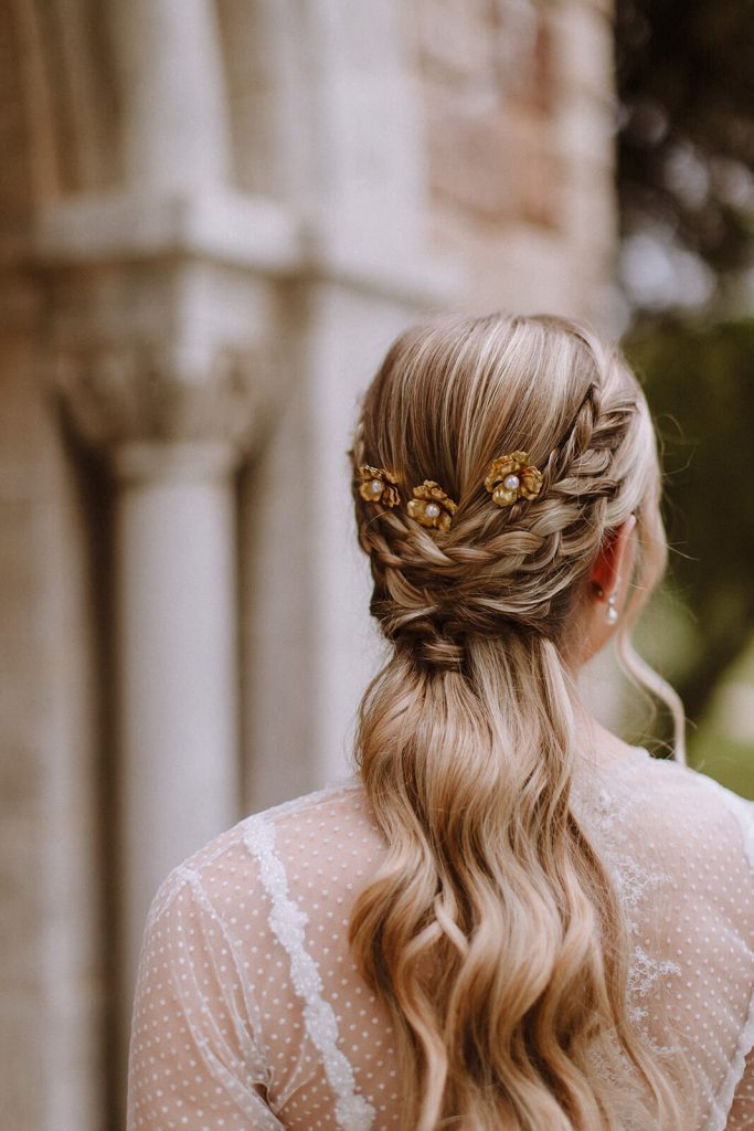 Tocado boda horquillas flores medio recogido