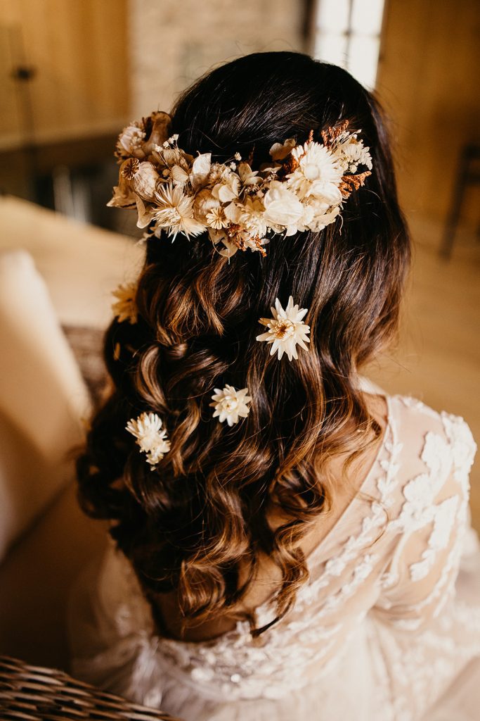 Medio recogido tocado novia boho flores