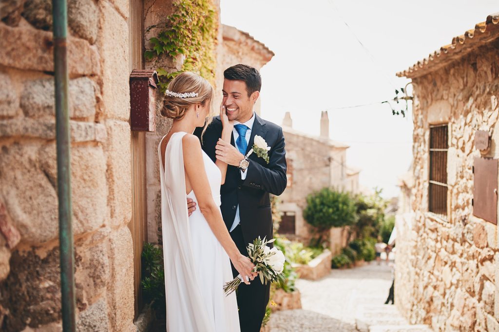 Supertocadas, cómo elegir tocado de boda para novia con moño y tiara trasera elegante