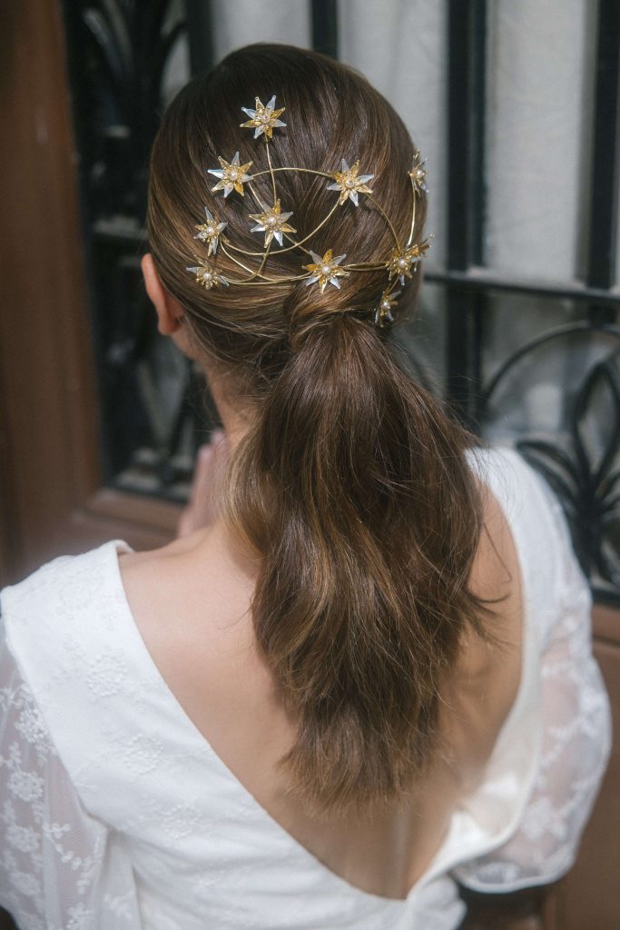 Tocado boda coleta baja novia