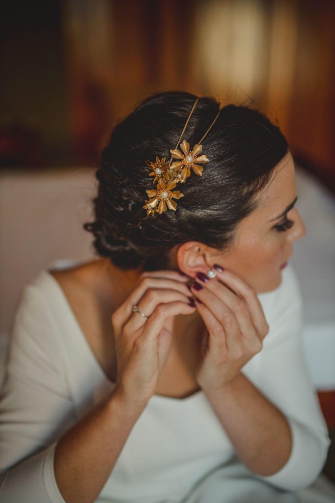 Tocado diadema oro boda flores novia peinado moño bajo