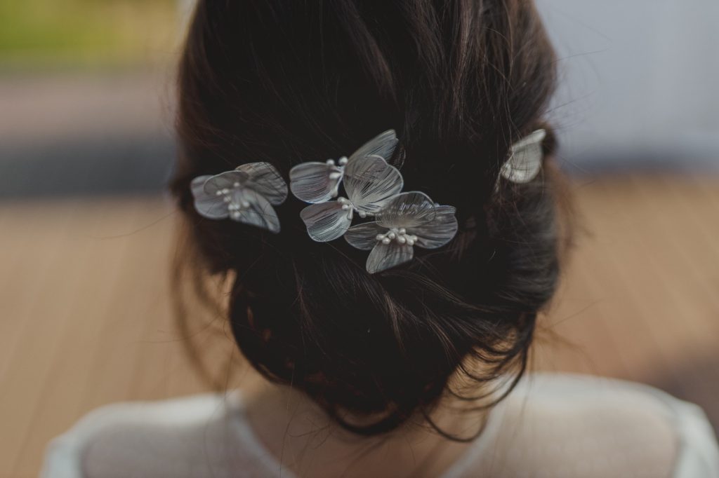 Tocado boda trasero flores plata moño bajo novia 