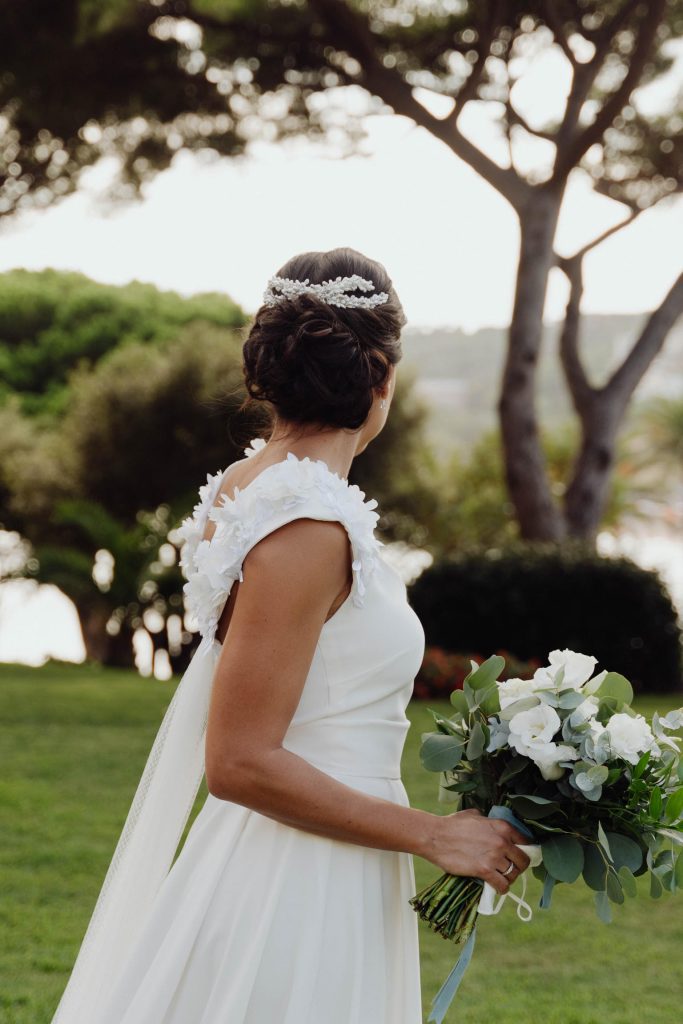 Tocado boda trasero pistilos blanco moño bajo novia 