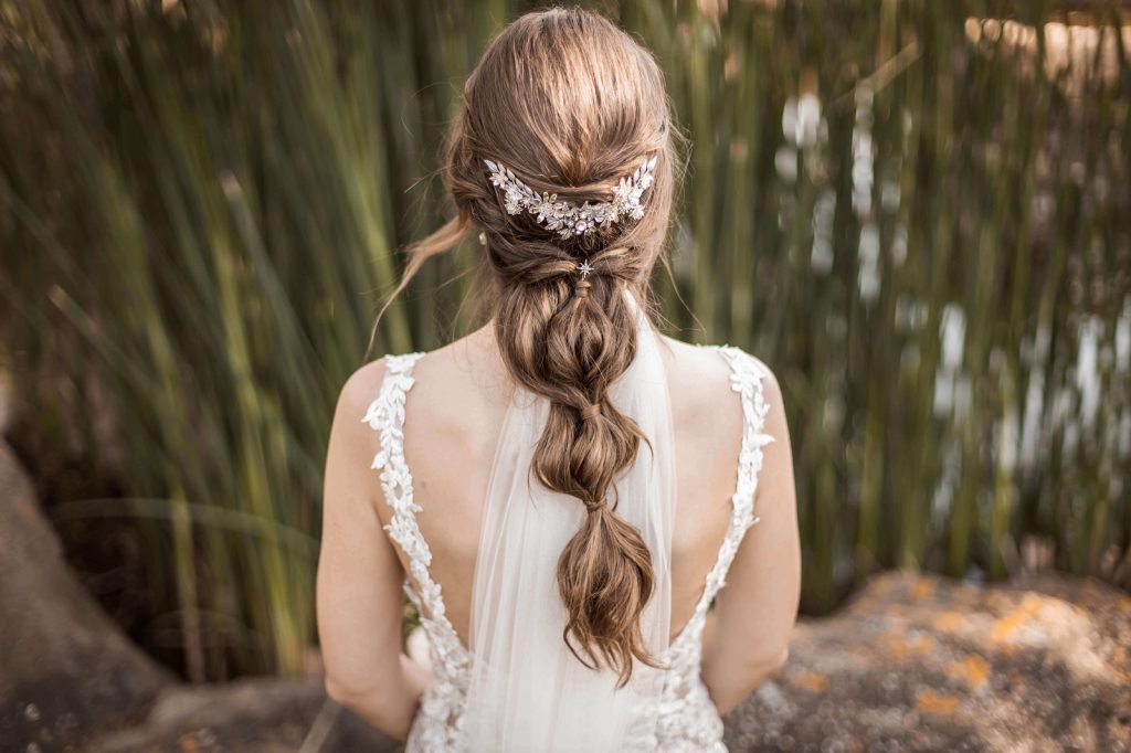 Tocado boda corona flores novia trenza 