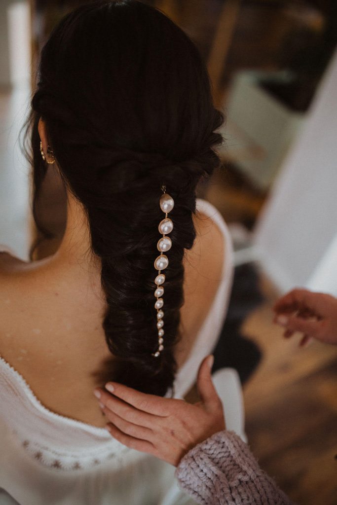 Tocado perlas boda trasero trenza novia 