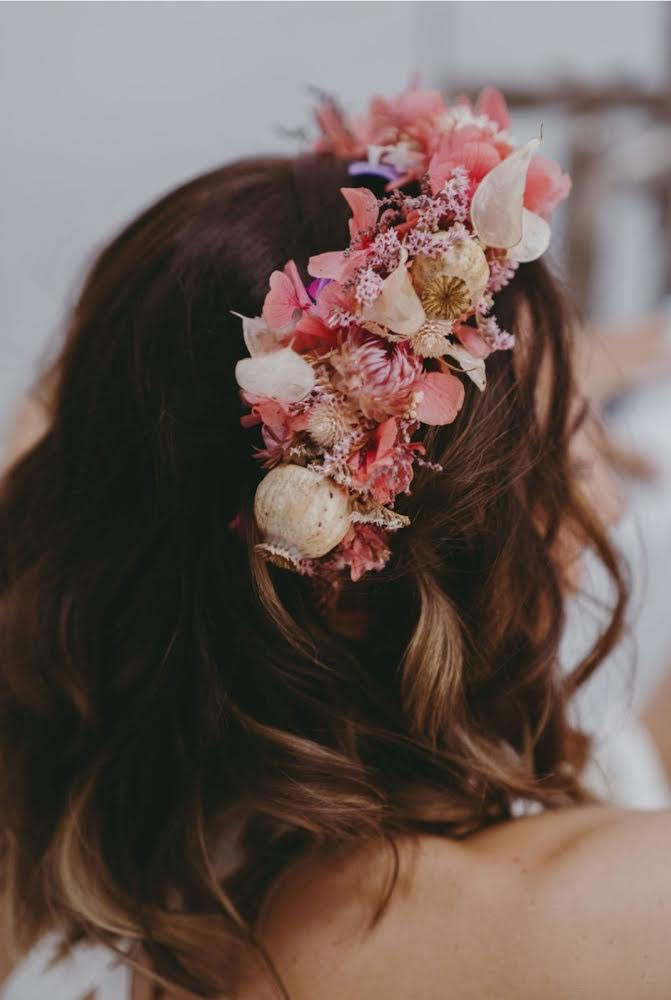 Media corona de flores en novia con media melena