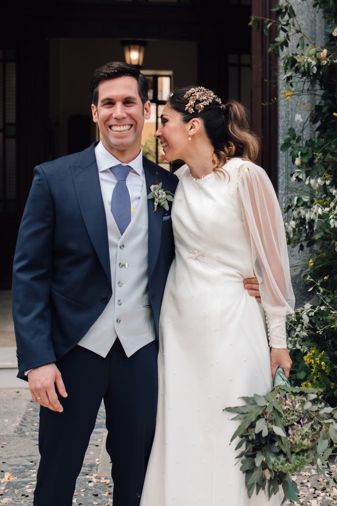 Supertocadas, tiara de flores y piedras como tocado de novia elegante con coleta