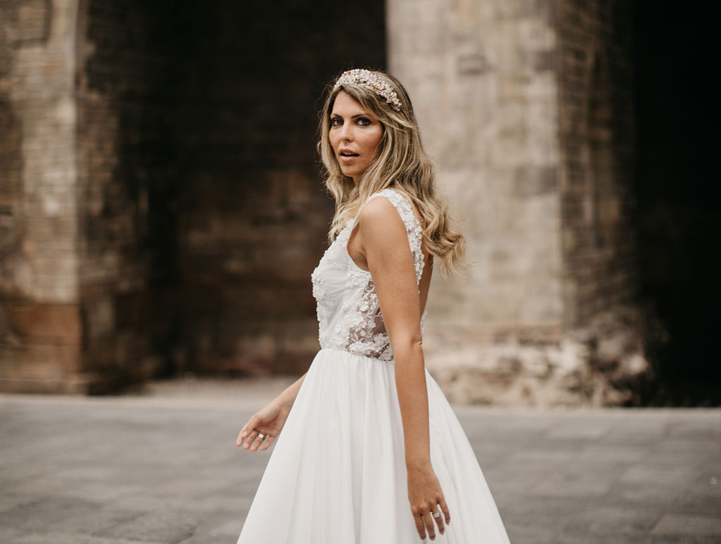 Tiara de piedras naturales como tocado de novia con el pelo suelto