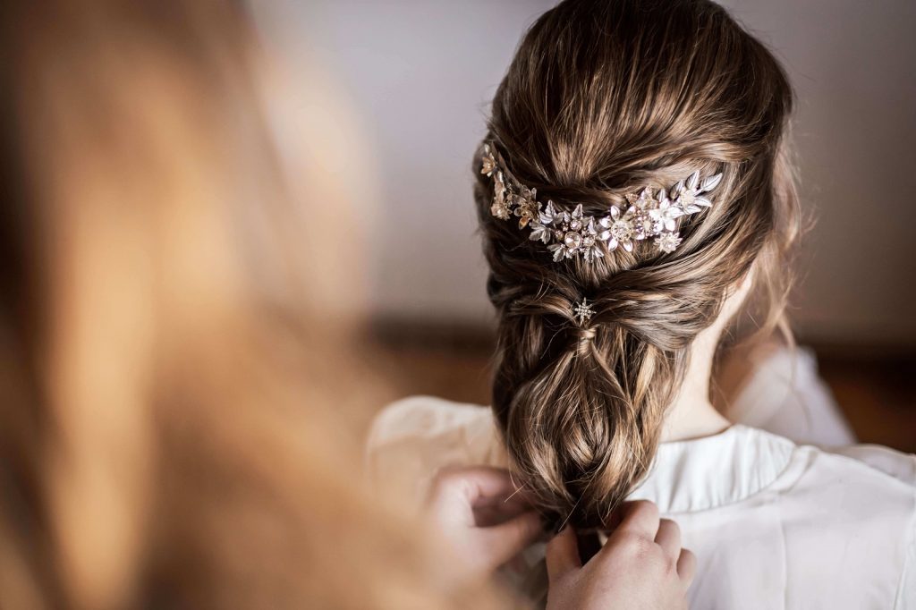 Tocado boda con peinado trenza tocado tiara