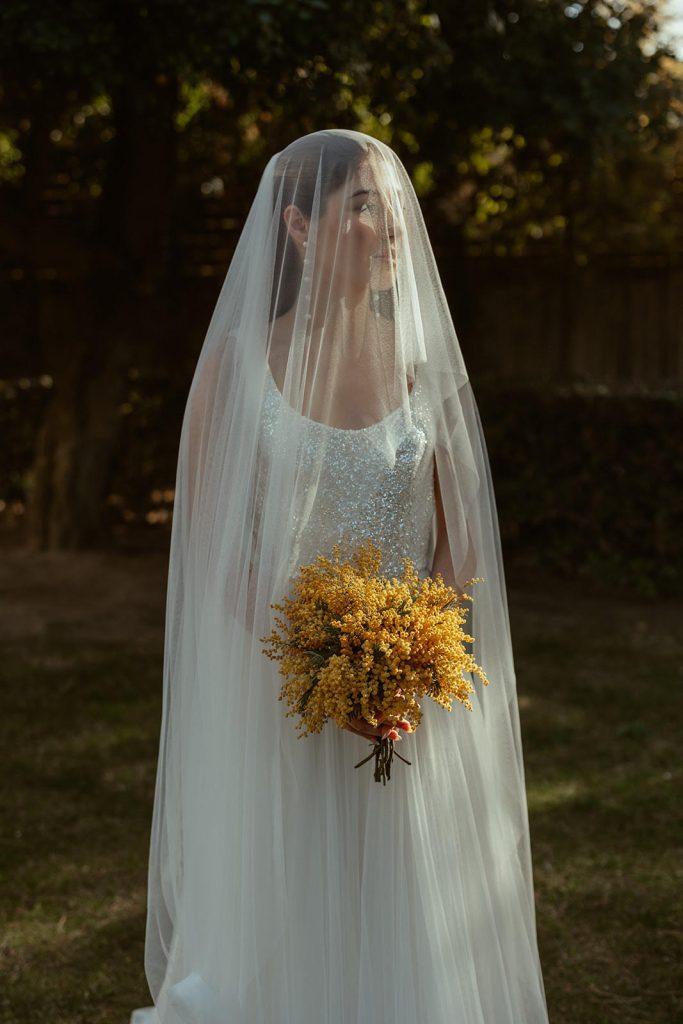 Supertocadas, ramo de novia de flores con mimosa natural tocado boda velo