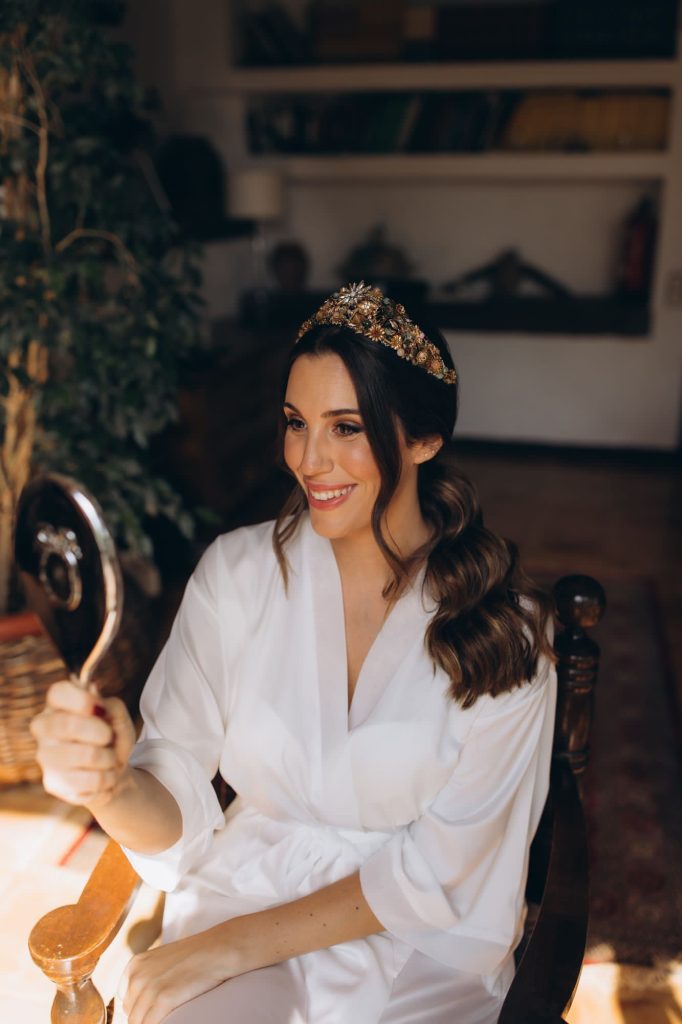 Supertocadas, tiara de de flores y piedras como tocado de novia con el pelo semirecogido