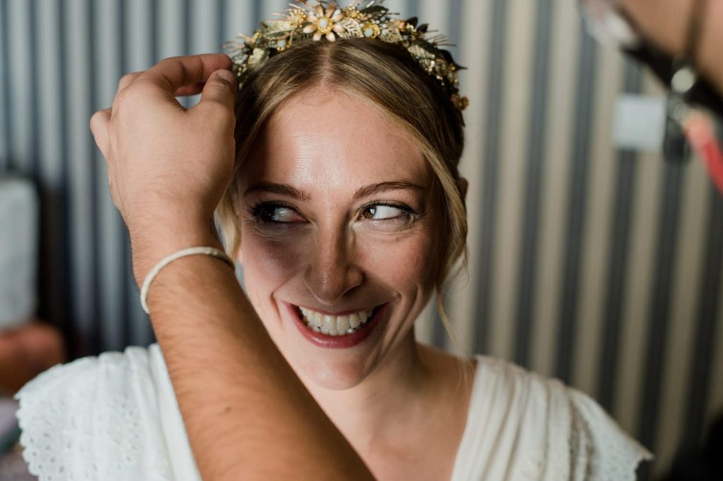 Supertocadas, tiara de de flores y piedras como tocado de novia