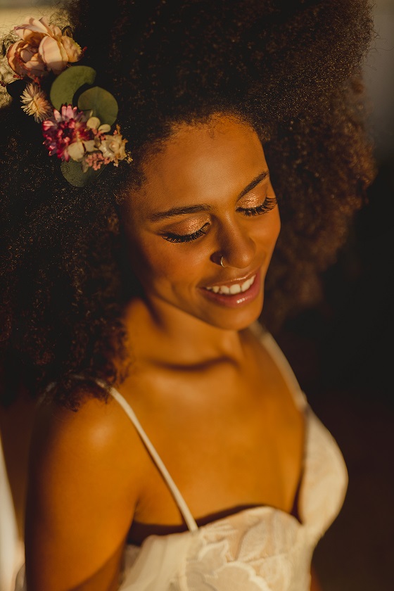 Tocado boda lateral flores preservadas novia afro