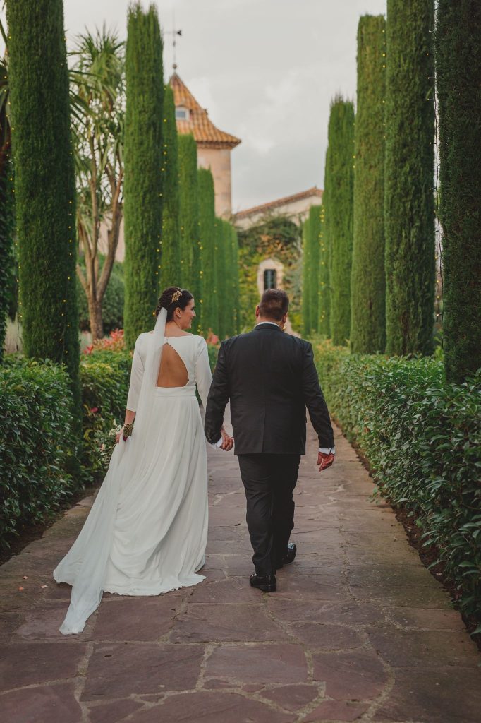 Supertocadas, tocado joya diadema con flores de metal en novia con moño