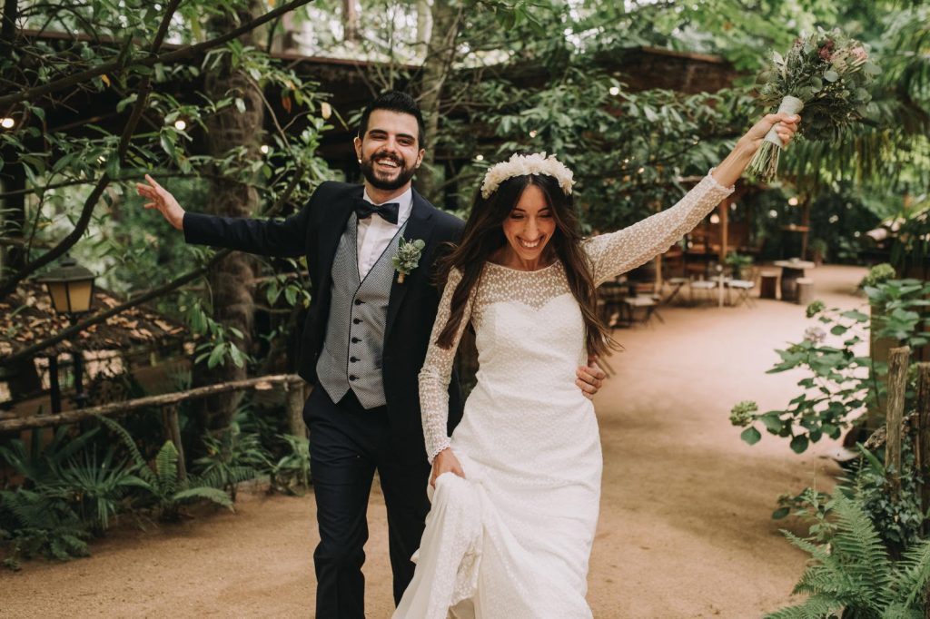 Novia con diadema pelo suelto