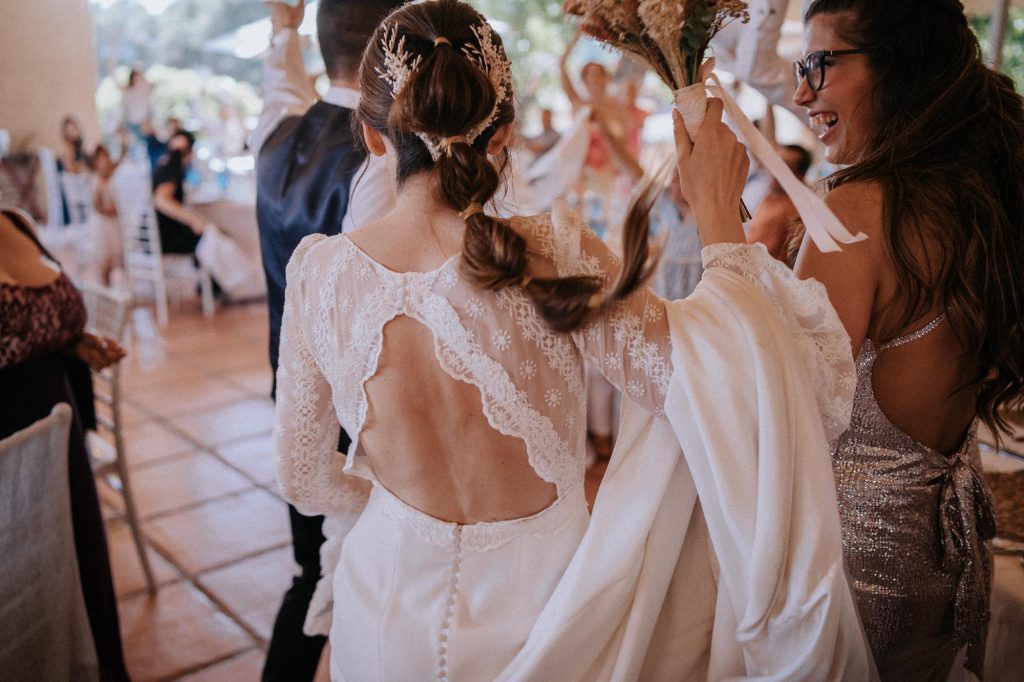 Supertocadas, dos tocados laterales de flor preservada en novia con trenza