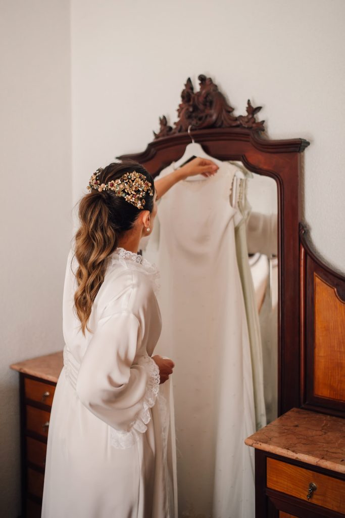 Supertocadas, tiara de flores y piedras como tocado de novia con coleta