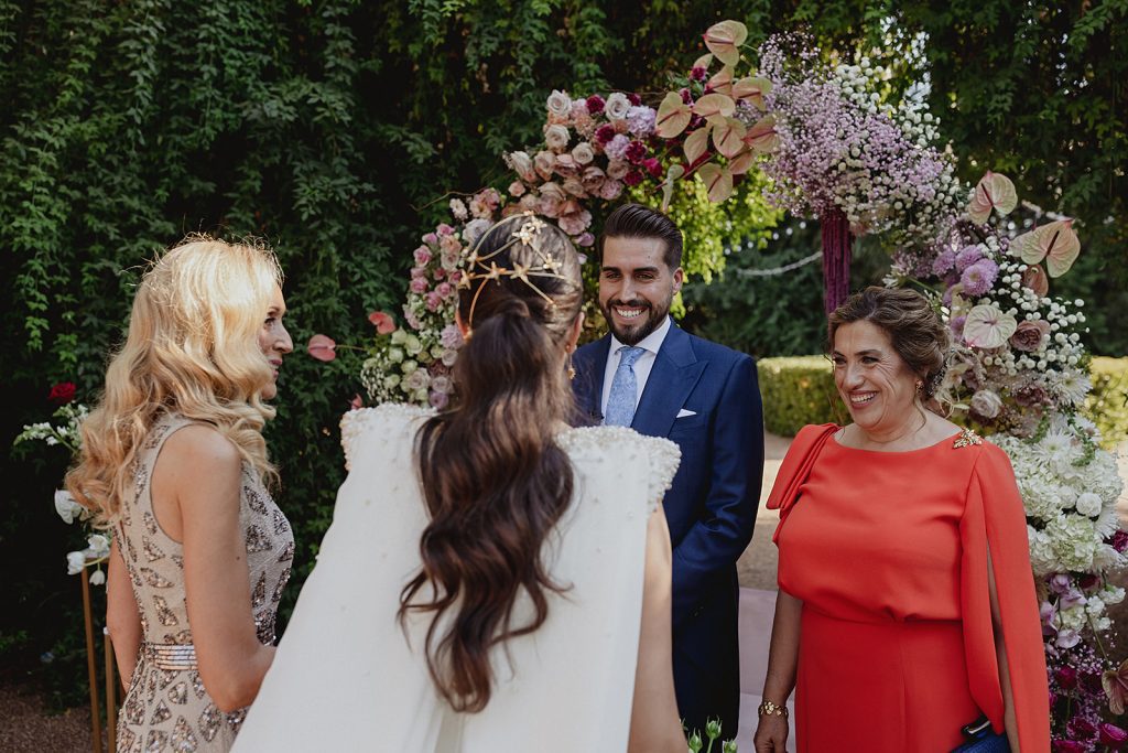 Supertocadas, tocado joya trasero en novia elegante con coleta y hombreras