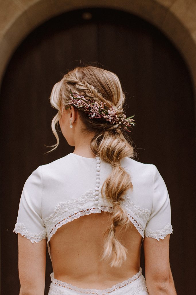 Novia boho con corona flores peinado trenza burbuja