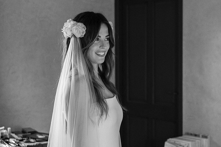 Novia con tocado de flores blancas y pelo suelto