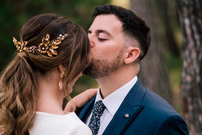 Novia con coleta y tocado elegante